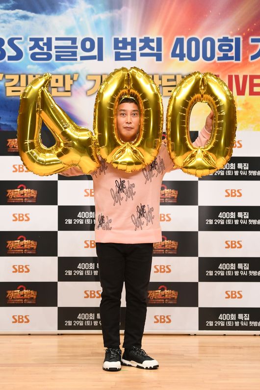 [사진=SBS 제공] 김병만이 '정글의 법칙' 400회를 맞아 소회를 밝혔다. 사진은 기자간담회 생중계에 앞서 포즈를 취하는 김병만.