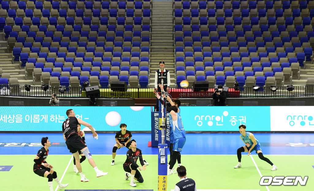 신종 코로나바이러스 감염증(코로나19) 확산 방지를 위해 25일부터 한국 프로배구는 사상 첫무관중으로 경기를 치른다.무관중으로 경기가 치러지고 있다. /sunday@osen.co.kr
