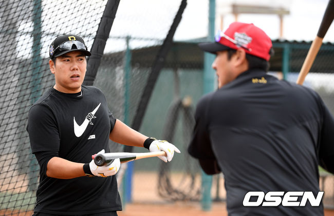 새로운 팀을 구하고 있는 강정호가 24일(한국시간) 미국 애리조나 투산 키노 스포츠콤플렉스에서 열린 KT 위즈 스프링캠프에 참가해 훈련을 하고 있다. /jpnews@osen.co.kr