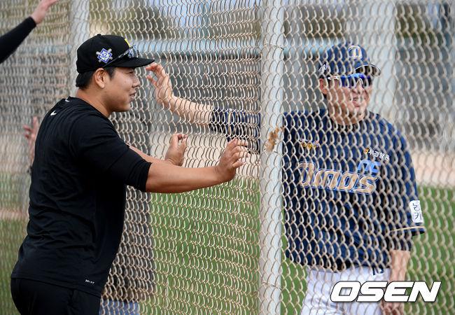 새로운 팀을 구하고 있는 강정호가 24일(한국시간) 미국 애리조나 투산 키노 스포츠콤플렉스에서 열린 KT 위즈 스프링캠프에 참가해 훈련을 했다. 강정호가 연습경기를 위해 방문한 NC 지석훈과 반갑게 인사를 나누고 있다. /jpnews@osen.co.kr