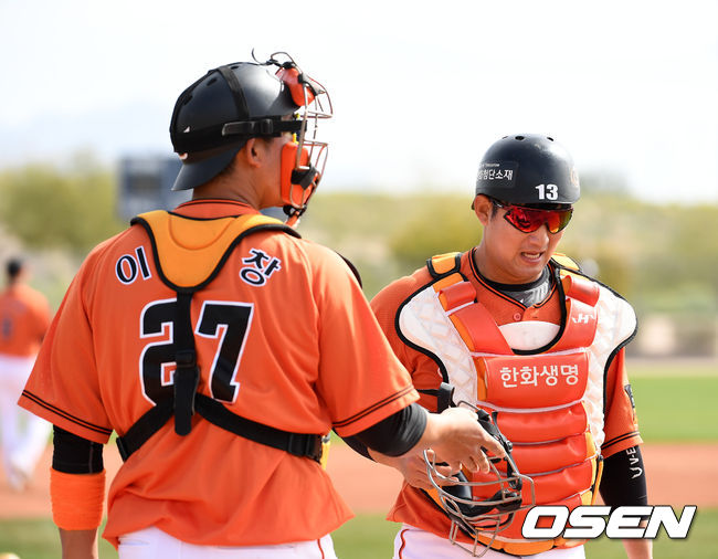 한화 포수 최재훈이 런다운 플레이 훈련을 하고 있다. /jpnews@osen.co.kr