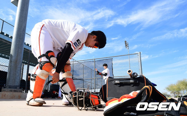 한화 최재훈이 훈련을 준비하고 있다. /jpnews@osen.co.kr