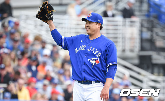 류현진은 28일(이하 한국시간) 미국 플로리다주 더니든 TD 봂파크에서 벌어진 2020 메이저리그 시범경기 미네소타 트윈스와 홈경기에 선발등판, 2회초 1사 주자 없는 상황에서 잰더 비엘에게 중월 솔로 홈런을 내줬다. 토론토 이적 후 첫 공식 경기에서 홈런으로 점수를 내줬다. 1회초 류현진이 볼판정에 아쉬워하고 있다. /soul1014@osen.co.kr