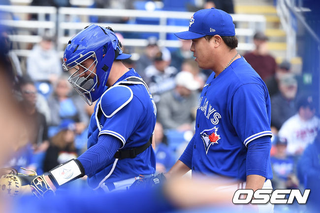 1회초 이닝종료 후 류현진과 맥과이어 포수가 미소 지으며 더그아웃으로 들어가고 있다. /soul1014@osen.co.kr