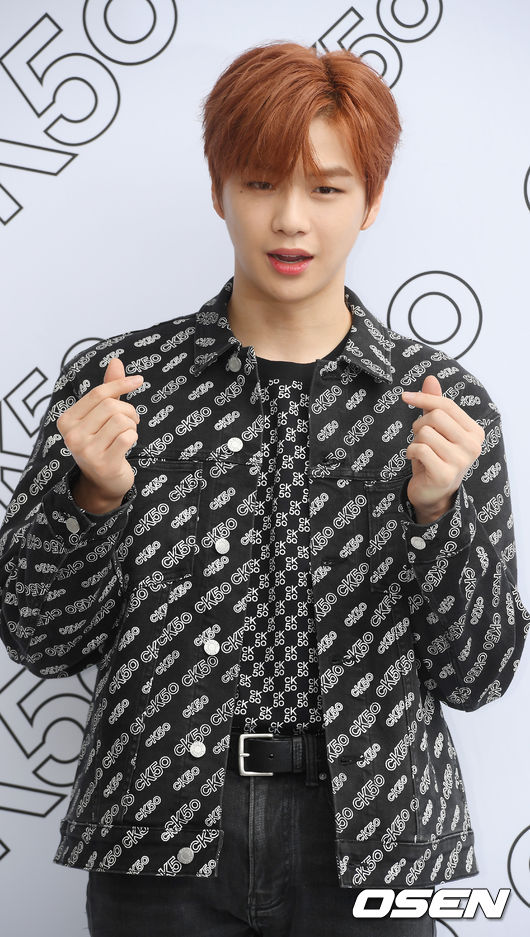 강다니엘이 포토월로 입장하며 포즈를 취하고 있다. / rumi@osen.co.kr