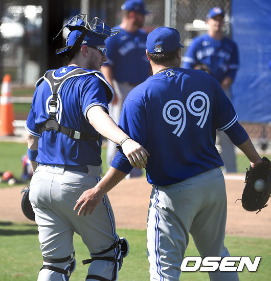 토론토 류현진이 17일(한국시간) 미국 플로리다주 더니든 바비 매틱 트레이닝 센터에서 2020 토론토 블루제이스 스프링캠프에서 훈련을 가졌다.류현진과 대니 잰슨 포수가 불펜 뒤 어깨동무를 하고 있다./  soul1014@osen.co.kr