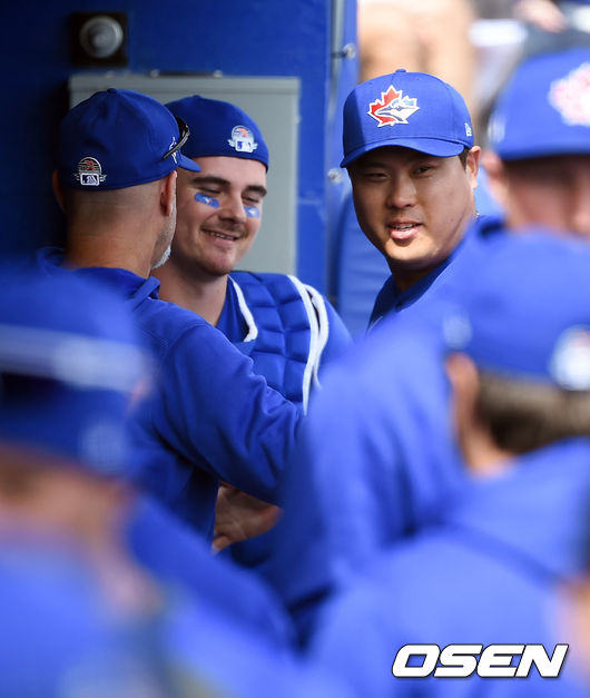 2회초 이닝종료 후 류현진이 미소 짓고 있다. . /soul1014@osen.co.kr