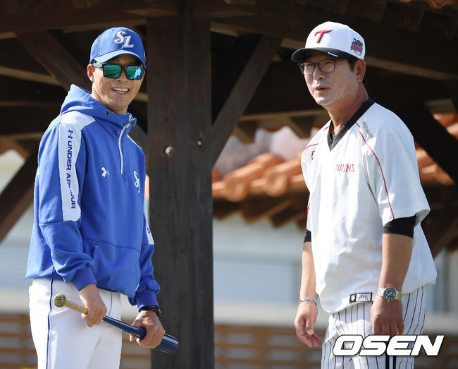 삼성 허삼영 감독과 LG 류중일 감독이 이야기를 나누고 있다. /youngrae@osen.co.kr 