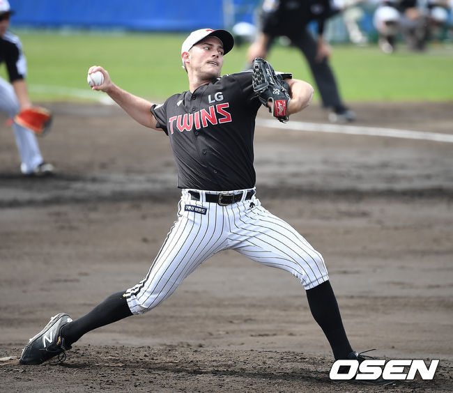 29일 오후 일본 오키나와 온나 아카마 볼파크에서 삼성 라이온즈와 LG 트윈스가 연습경기를 진행했다.LG 윌슨이 역투하고 있다. /youngrae@osen.co.kr