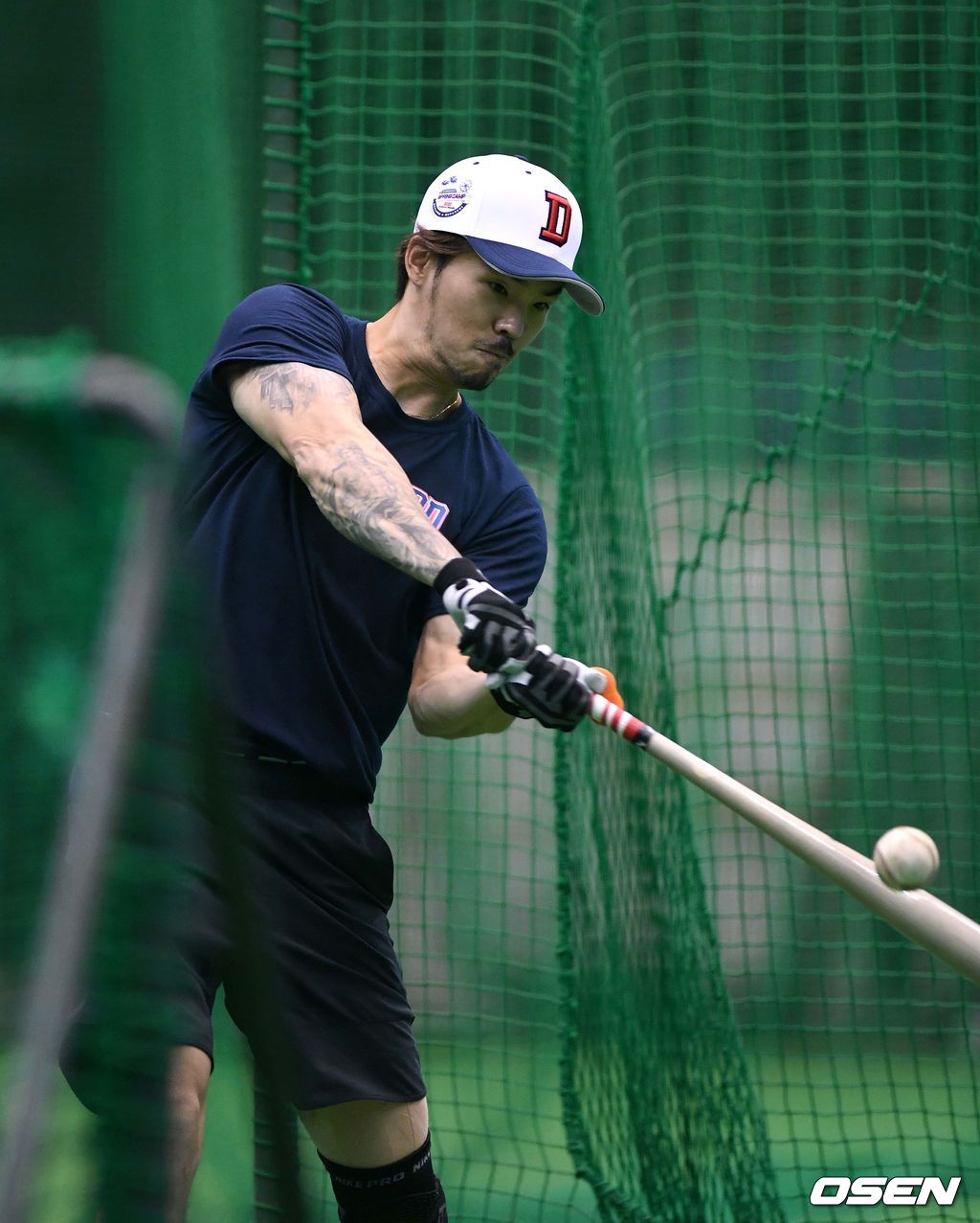 29일 오후 (한국시간) 일본 미야자키 사이토구장에서 두산 베어스의 스프링캠프가 열렸다.1차 스프링캠프 도중 왼쪽 무릎에 불편함을 느껴 병원 검진을 위해 귀국한 오재원이 미야자키 캠프에 합류. 타격훈련을 하고 있다. /sunday@osen.co.kr