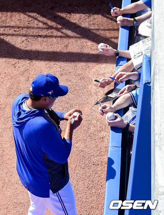 훈련 마친 류현진이 팬들에게 사인을 해주고 있다. / soul1014@osen.co.kr