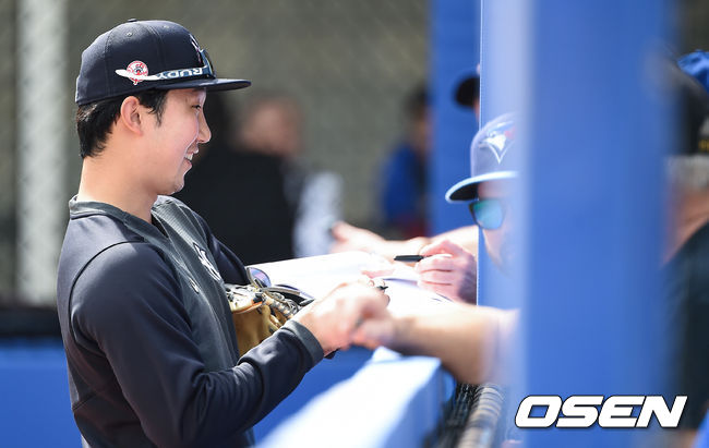 뉴욕 양키스 산하 마이너리그 더블A 소속인 박효준이 팬들에게 사인을 하고 있다. / soul1014@osen.co.kr