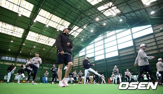29일 오후 (한국시간) 일본 미야자키 사이토구장에서 두산 베어스의 스프링캠프가 열렸다.우천으로 인해 두산 선수들이 실내훈련장에서 스트레칭을 하고 있다. /sunday@osen.co.kr