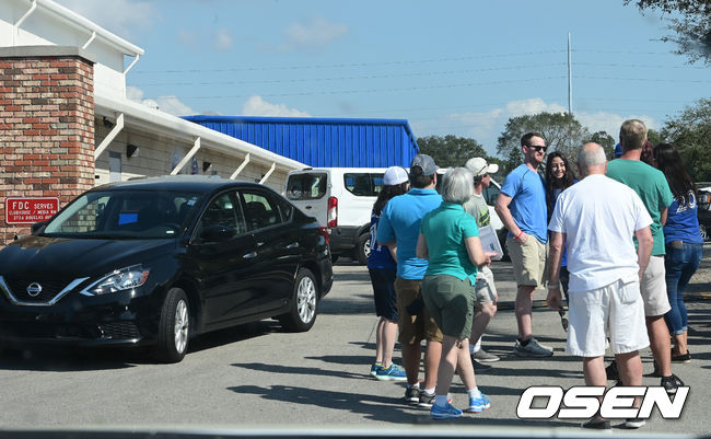 류현진의 동료 외야수 빌리 매키니가 차에서 내려 팬들과 사진을 찍고 있다. / soul1014@osen.co.kr