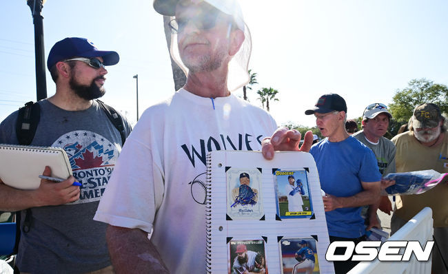 토론토 류현진이 18일(한국시간) 미국 플로리다주 더니든 바비 매틱 트레이닝 센터에서 2020 토론토 블루제이스 스프링캠프에서 훈련을 가졌다.한 토론토 팬이 류현진의 사인을 취재진을 향해 보여주고 있다. / soul1014@osen.co.kr