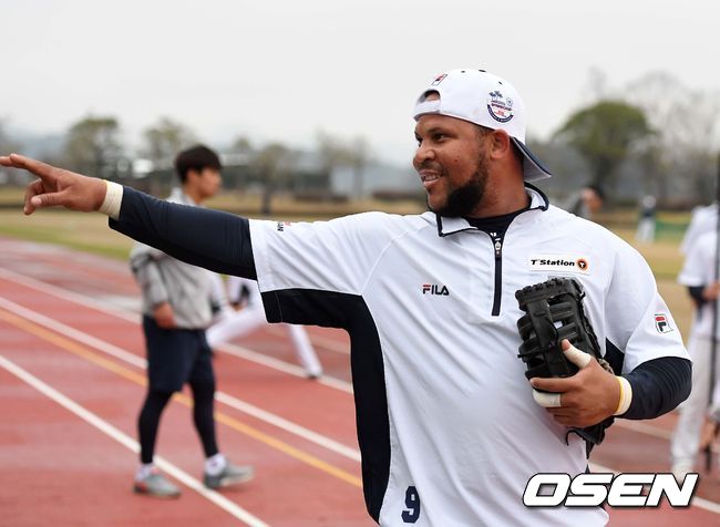 두산 페르난데스가 훈련을 마치고 그라운드 나가며 동료들과 이야기를 하고 있다. /sunday@osen.co.kr