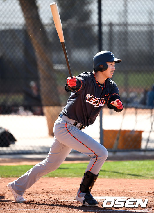한화 정진호가 자체 홍백전에서 안타를 날리고 있다. /jpnews@osen.co.kr