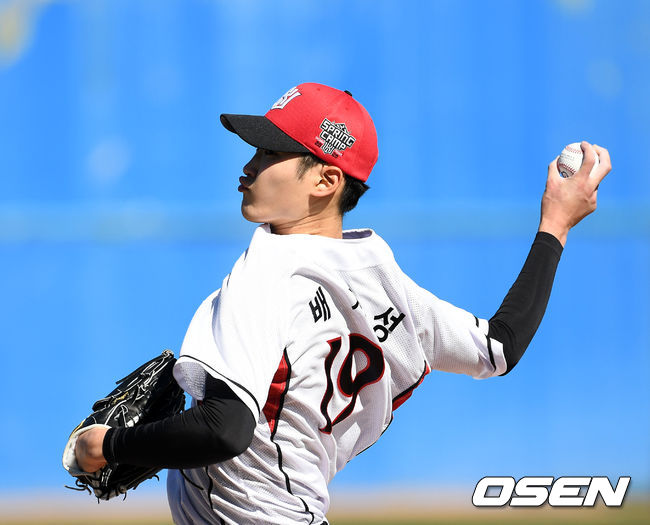 미국 애리조나 투산 키노 스포츠콤플렉스에 스프링캠프를 차린 KT 위즈. 배제성이 라이브 피칭을 하고 있다. /jpnews@osen.co.kr
