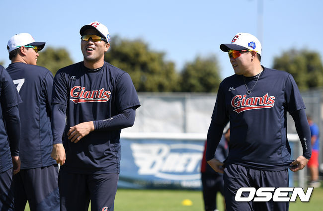 롯데 전준우와 안치홍이 이야기를 나누고 있다. /sunday@osen.co.kr