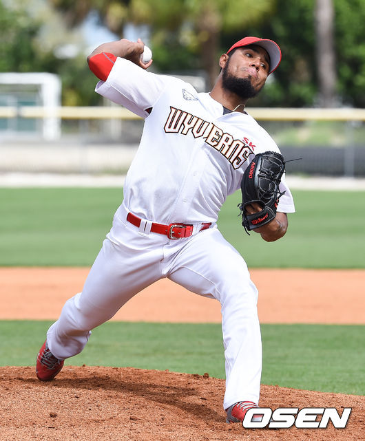 SK 와이번스가 20일(한국시간) 미국 플로리다 베로비치 재키 로빈슨 트레이닝 컴플렉스에서 2020 스프링캠프 훈련을 가졌다.SK 새용병 핀토가 라이브피칭을 하고 있다. /  soul1014@osen.co.kr