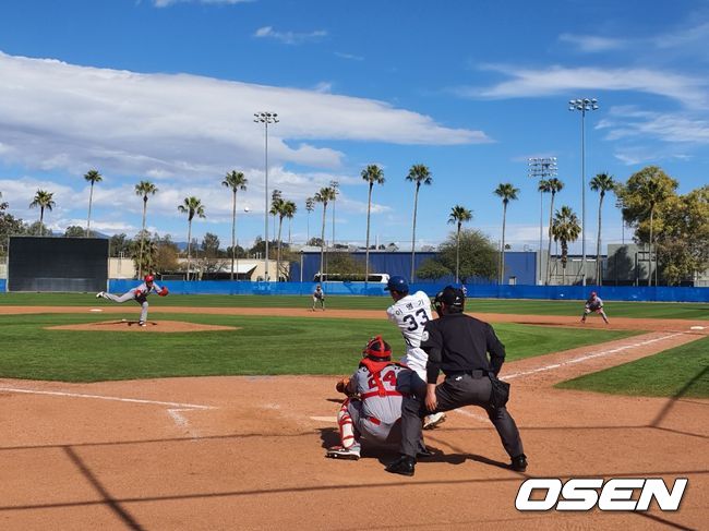 NC 이명기가 중월 2루타를 때리고 있다.  /orange@osen.co.kr