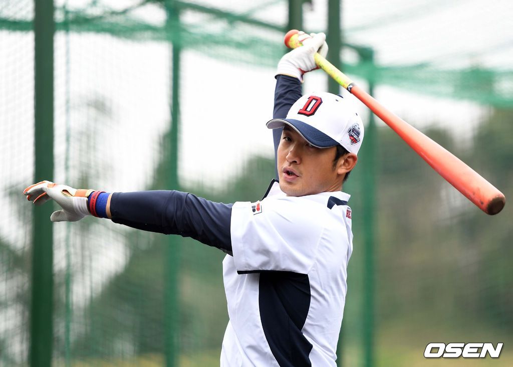 1일 (한국시간) 일본 미야자키 소켄구장에서 두산 베어스의 스프링캠프가 진행됐다.두산 안권수가 타격훈련을 하고 있다. /sunday@osen.co.kr