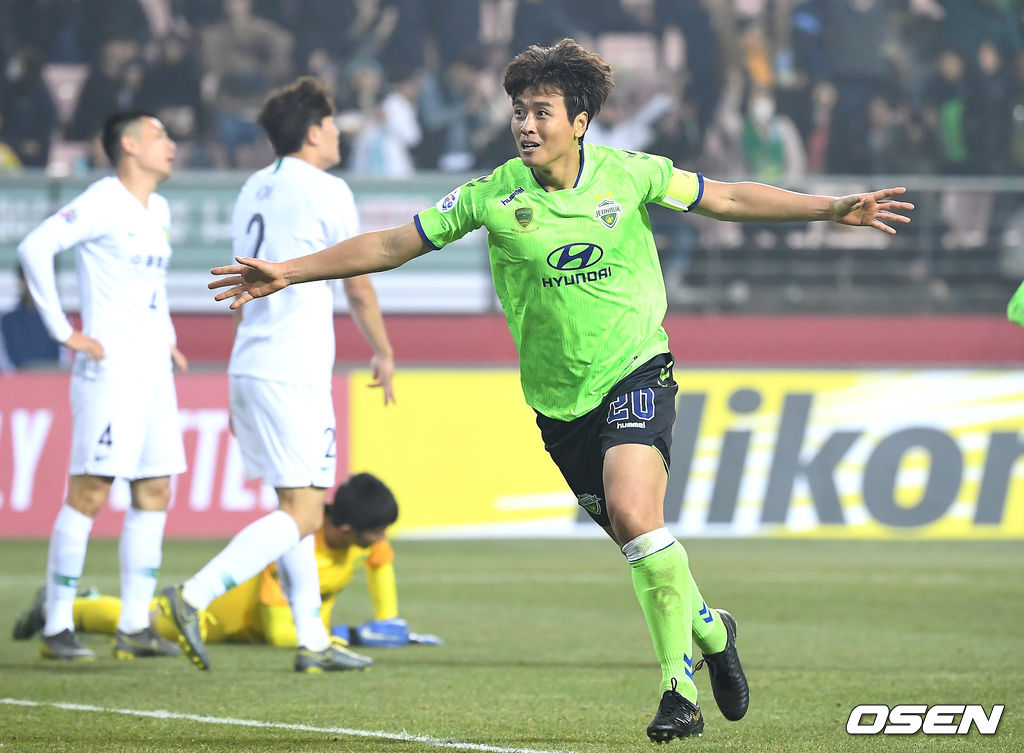후반 전북 이동국이 골을 넣은 뒤 기뻐하고 있다. / youngrae@osen.co.kr