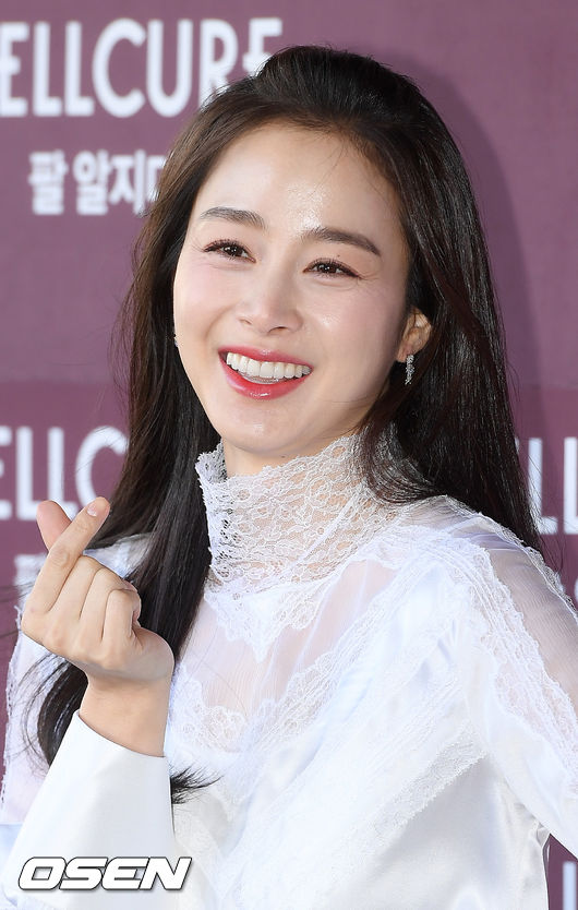배우 김태희가 입장하며 포즈를 취하고 있다. / rumi@osen.co.kr