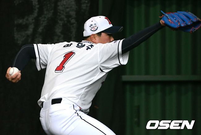 29일 오후 (한국시간) 일본 미야자키 사이토구장에서 두산 베어스의 스프링캠프가 열렸다.두산 함덕주가 불펜 피칭을 하고 있다. /sunday@osen.co.kr