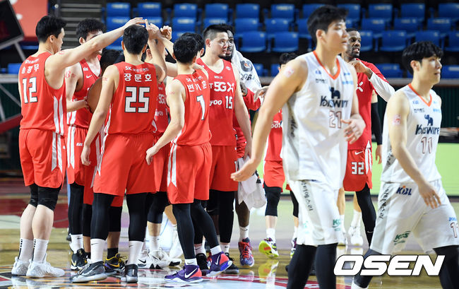 29일 오후 서울 잠실학생체육관에서 ‘2019-2020 현대모비스 프로농구’ 서울 SK 나이츠와 인천 전자랜드 엘리펀츠의 경기가 열렸다. 이날 경기는 SK가 전자랜드를 84-63으로 승리했다.경기 종료 후 SK 선수들이 승리의 기쁨을 나누고 있다. /cej@osen.co.kr