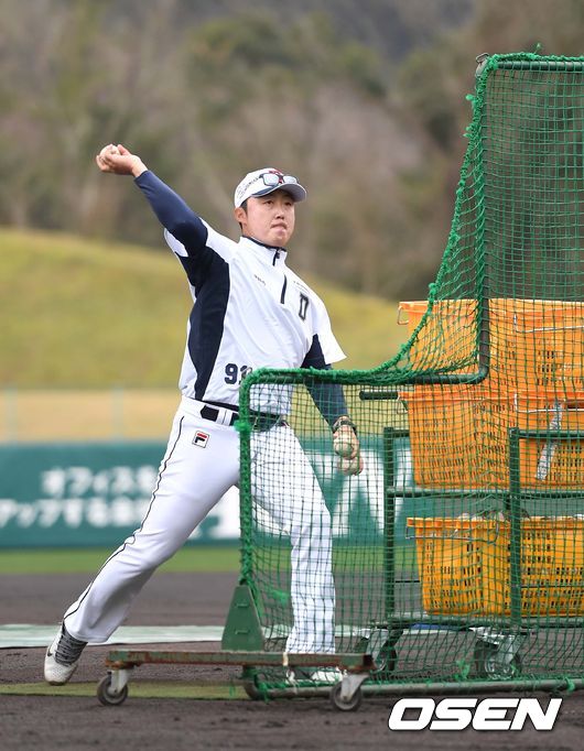 1일 (한국시간) 일본 미야자키 소켄구장에서 두산 베어스의 스프링캠프가 진행됐다.두산 배영수 코치가 배팅볼을 던지고 있다. /sunday@osen.co.kr