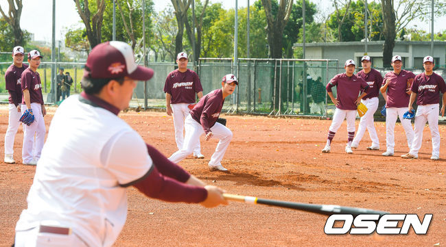 손혁 감독으로 수장이 바뀐 키움 히어로즈가 2019년 준우승의 아쉬움을 뒤로한 채 대만의 최남단 가오슝에서 구슬땀을 흘리고 있다.13일 투수진이 수비 훈련을 하고 있다./spjj@osen.co.kr