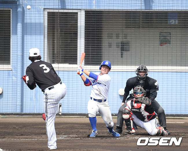 29일 오후 일본 오키나와 온나 아카마 볼파크에서 삼성 라이온즈와 LG 트윈스가 연습경기를 진행했다. 양우현이 LG 켈리를 상대로 안타를 때려내고 있다. /youngrae@osen.co.kr