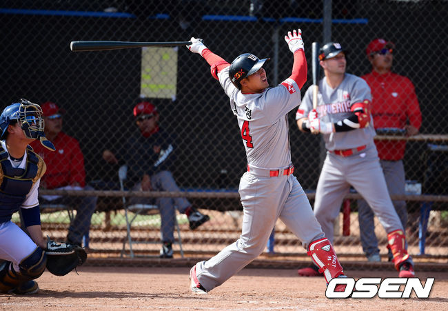 1일(한국시간) NC와의 연습경기에서 SK 최정이 투런포를 날리고 있다. /jpnews@osen.co.kr