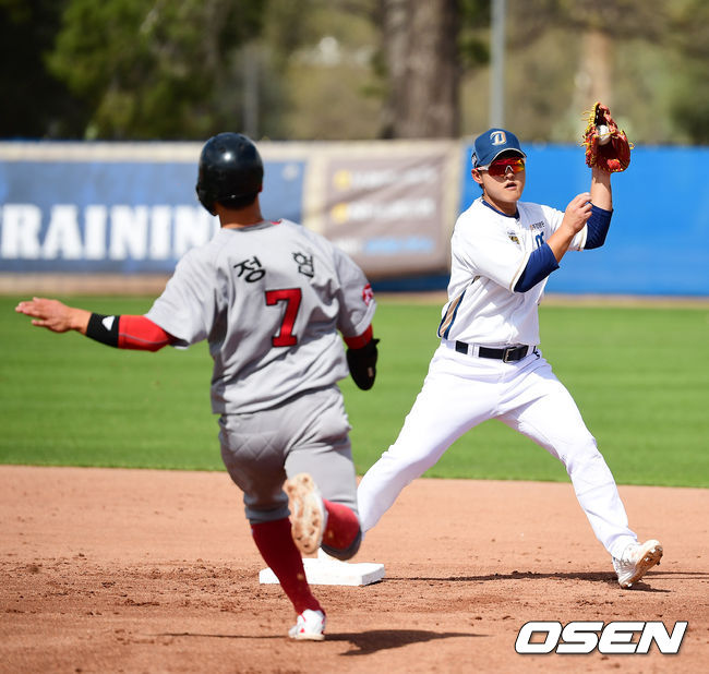 NC 김찬형이 SK 정현을 포스아웃시키고 있다. /jpnews@osen.co.kr