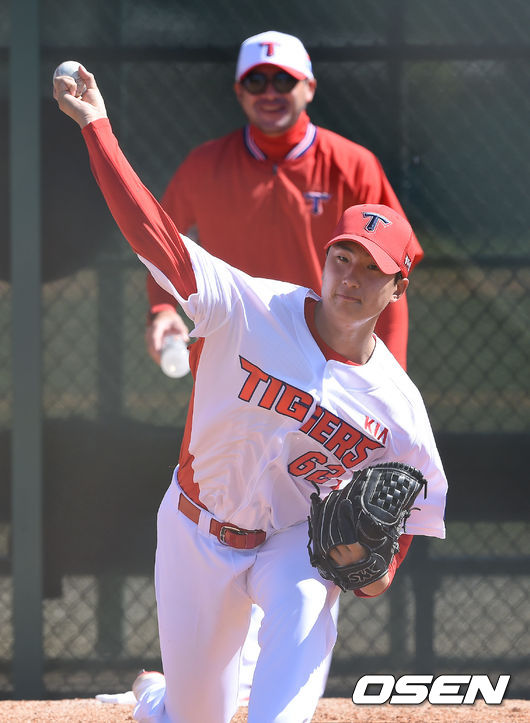 KIA 타이거즈 고졸루키 정해영이 서재응 코치의 지도를 받으며 불펜피칭을 하고 있다./ soul1014@osen.co.kr