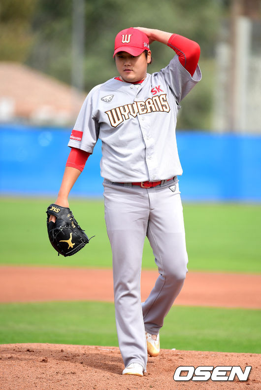 2일(한국시간) 1회말 SK 김태훈이 투구를 준비하고 있다. /jpnews@osen.co.kr