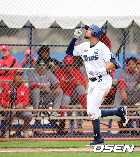 NC 알테어가 만루홈런을 날리고 세리머니를 하고 있다. /jpnews@osen.co.kr