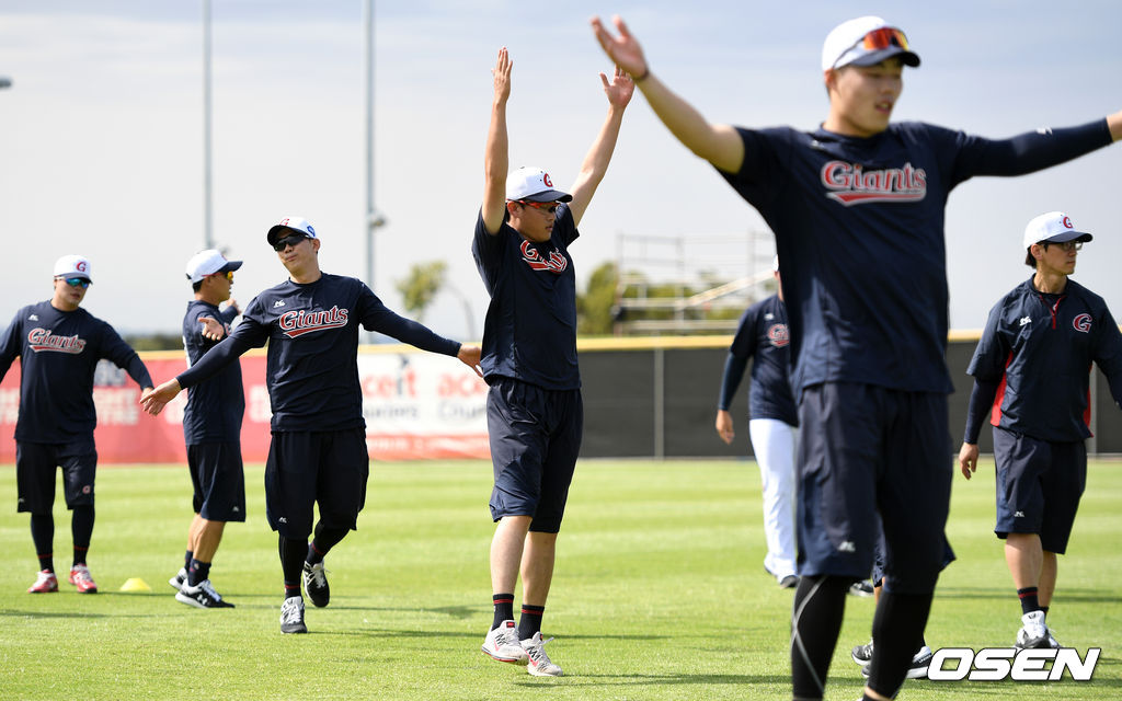 롯데 선수들이 스트레칭을 하고 있다. /sunday@osen.co.kr