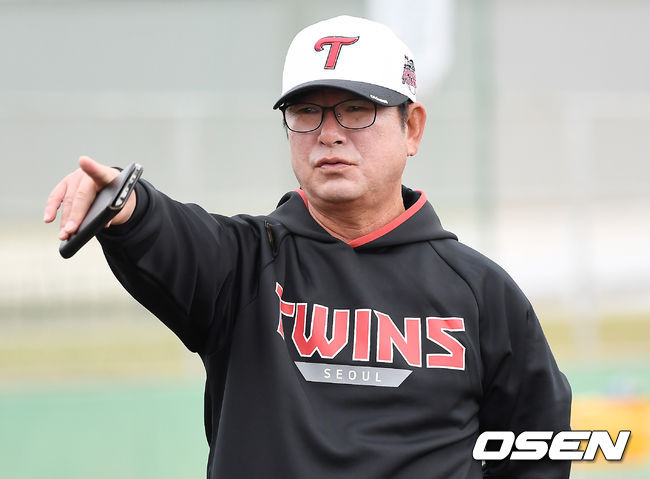 LG 트윈스가 27일 일본 오키나와 구시가와구장에서 2차 전지훈련을 진행했다.류중일 감독이 이야기를 나누고 있다. /youngrae@osen.co.kr