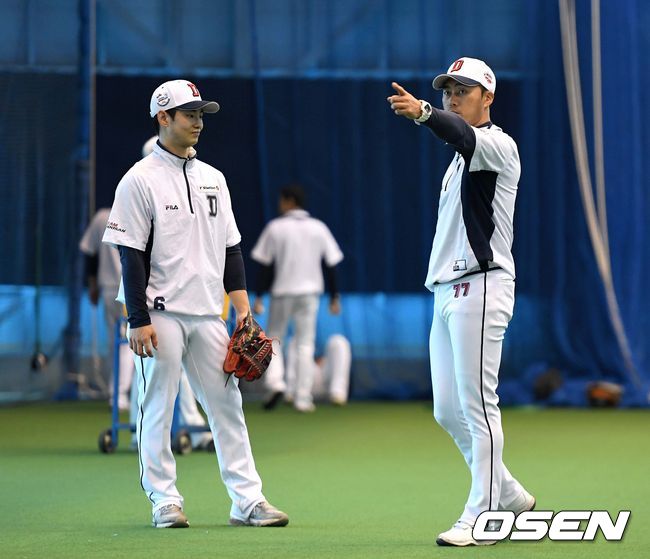 1일 (한국시간) 일본 미야자키 소켄구장에서 두산 베어스의 스프링캠프가 진행됐다.두산 조성환 코치가 서예일에게 수비 훈련을 지도하고 있다. /sunday@osen.co.kr