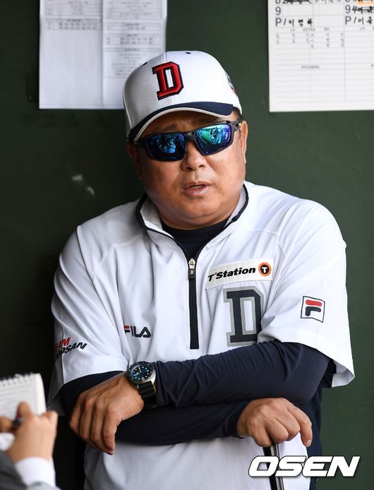 두산은 2일 일본 미야자키 소켄구장에서 자체 청백전을 실시했다. 8이닝 경기로 진행된 가운데 결과는 청팀의 5-4 승리했다.경기 종료 후 두산 김태형 감독이 인터뷰를 하고 있다. /sunday@osen.co.kr