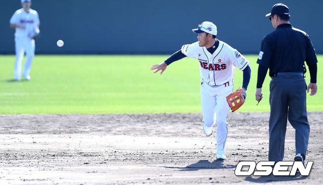두산은 2일 일본 미야자키 소켄구장에서 자체 청백전을 실시했다. 8이닝 경기로 진행된 가운데 결과는 청팀의 5-4 승리했다.오재원과 최주환의 몸상태 이상으로 백팀의 2루수로 출전한 두산 조성환 코치가 멋진 수비를 펼치고 있다. /sunday@osen.co.kr