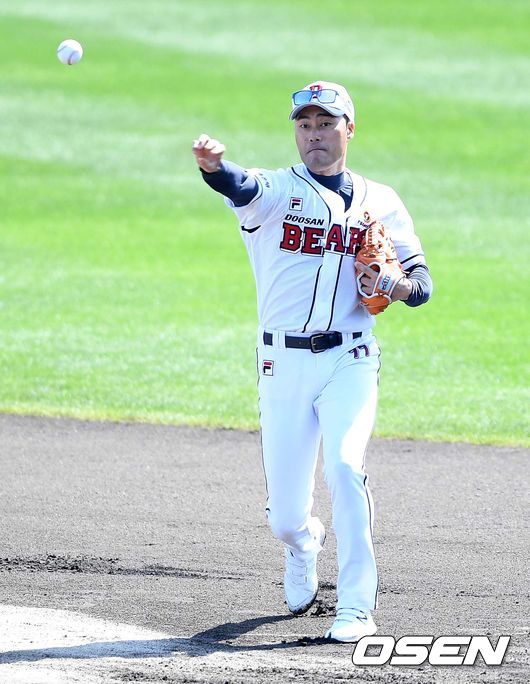 오재원과 최주환의 몸상태 이상으로 백팀의 2루수로 출전한 두산 조성환 코치가 땅볼 수비를 펼치고 있다. /sunday@osen.co.kr