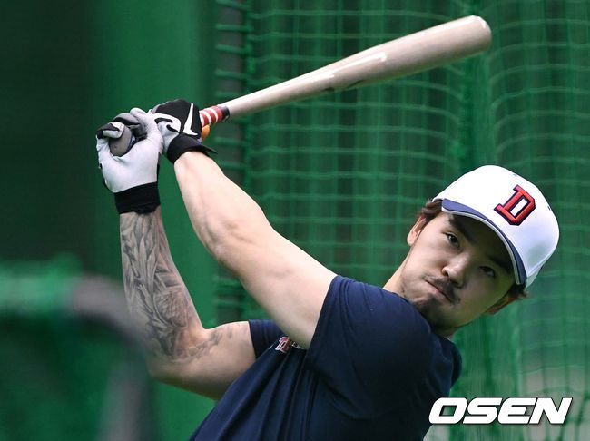 29일 오후 (한국시간) 일본 미야자키 사이토구장에서 두산 베어스의 스프링캠프가 열렸다.1차 스프링캠프 도중 왼쪽 무릎에 불편함을 느껴 병원 검진을 위해 귀국한 오재원이 미야자키 캠프에 합류. 타격훈련을 하고 있다. /sunday@osen.co.kr