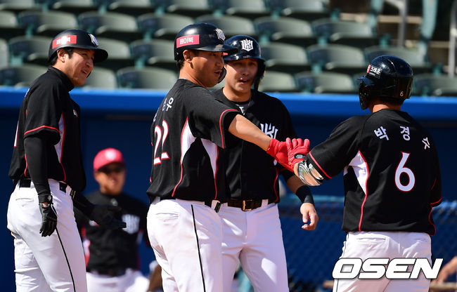 KT 박경수가 스리런포를 날리고 동료선수들과 기뻐하고 있다. /jpnews@osen.co.kr