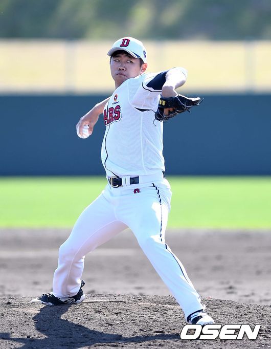 두산 백팀 전창민이 역투하고 있다. /sunday@osen.co.kr