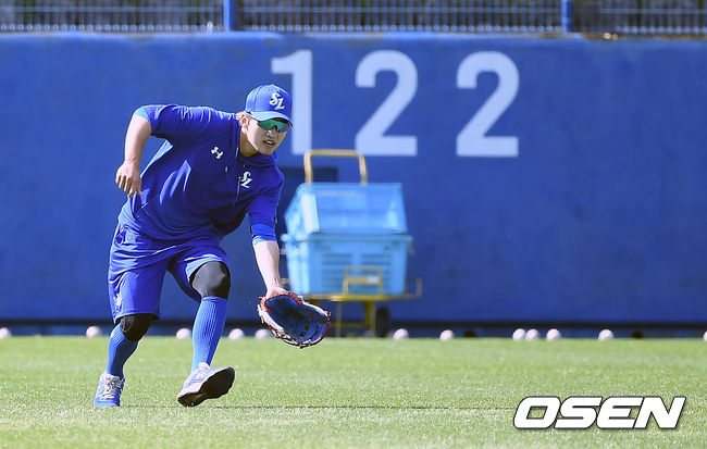 2일 오후 일본 오키나와 온나 아카마 볼파크에서 삼성 라이온즈와 LG 트윈스가 연습경기를 진행했다.박해민이 수비 훈련을 하고 있다. /youngrae@osen.co.kr