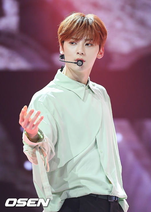 그룹 뉴이스트 민현이 멋진 무대를 펼치고 있다./ soul1014@osen.co.kr