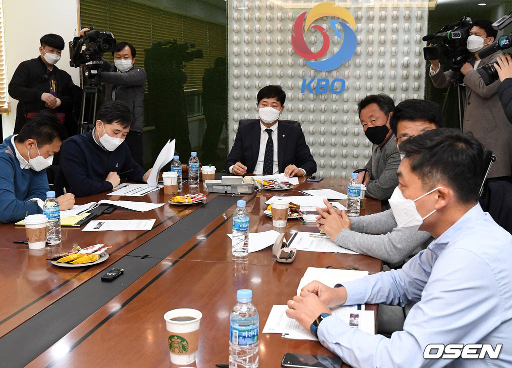류대환 KBO 사무총장 비롯한 키움 김치현 단장, SK 손차훈 단장, LG 차명석 단장, NC 김종문 단장, 삼성 홍준학 단장이 단장 모임에 참여하고 있다. /cej@osen.co.kr